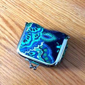 Vera Bradley kiss 💋 clasp compact case